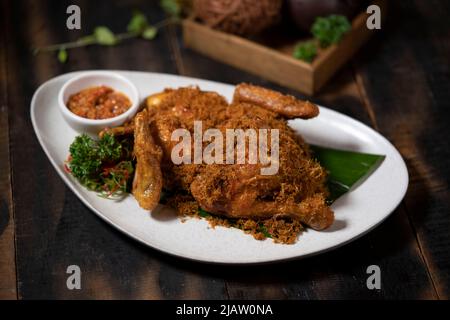 Indonesian Food: Poulet aux flocons de noix de coco frits ou Ayam Serundang est un plat populaire indonésien originaire de Bandung, West Java. Banque D'Images