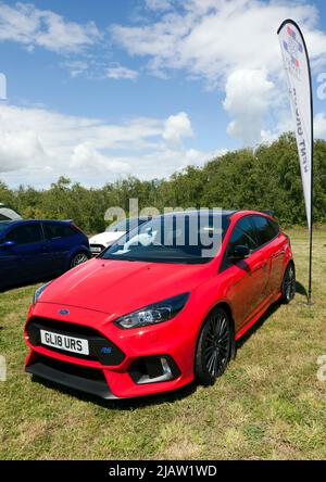 Vue des trois quarts avant d'une Ford Focus RS 2018, rouge, exposée au salon de l'auto Deal Classic 2022 Banque D'Images