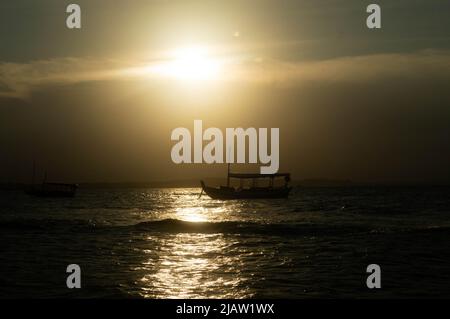 bateau dans le paysage de coucher de soleil dans la mer Banque D'Images