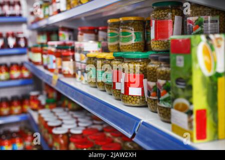 Différents articles de cornichon sur les tablettes du magasin d'alimentation Banque D'Images