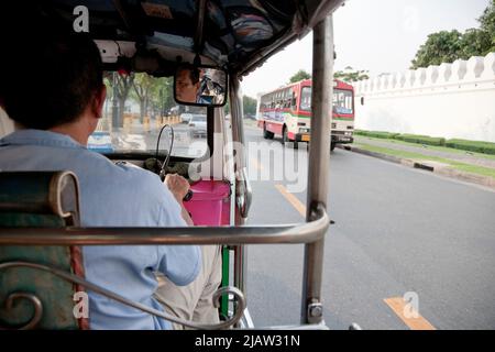 Bangkok, Thaïlande - 4 avril 2011: Une vue de l'intérieur d'un Tuk Tuk sur les rues de Bangkok avec chauffeur et la route Banque D'Images