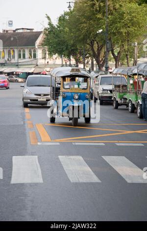 Bangkok, Thaïlande - 4 avril 2011: Une vue de l'intérieur d'un Tuk Tuk sur les rues de Bangkok avec chauffeur et la route Banque D'Images