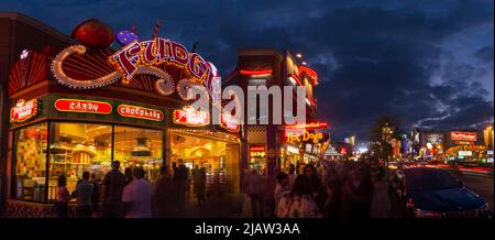 Clifton Hill, connue sous le nom de « rue de divertissement », l'une des principales attractions touristiques des chutes Niagara, en Ontario. Niagara Falls, ONTARIO, Canada - 2021 AOÛT Banque D'Images