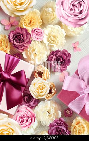 Roses colorées et boîte cadeau sur fond blanc. Beau, bon pour les vacances et le cadeau. Motif de fleurs. Banque D'Images