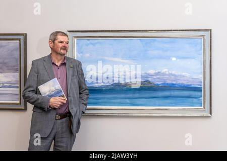 Edinburgh, Royaume-Uni. 01 juin, 2022 en photo : de L à R fils de l'artiste, John Morrison inspectant ses pères en gage de "ciel du jour bleu". Une grande exposition de peintures et d'objets du studio de l'artiste écossais James Morrison, ouvre le 1 juin à la Scottish Gallery, à Édimbourg. Crédit : Rich Dyson/Alay Live News Banque D'Images