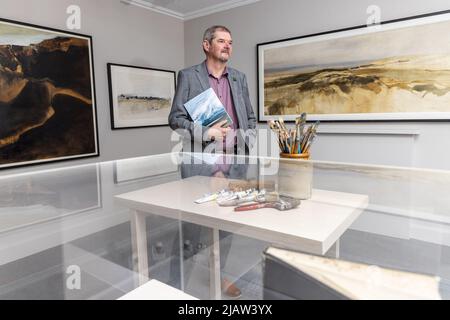 Edinburgh, Royaume-Uni. 01 juin 2022 photo : de L à R fils de l'artiste, John Morrison avec une sélection de ses pères œuvres et pinceaux et peintures de son studio. Une grande exposition de peintures et d'objets du studio de l'artiste écossais James Morrison, ouvre le 1 juin à la Scottish Gallery, à Édimbourg. Crédit : Rich Dyson/Alay Live News Banque D'Images