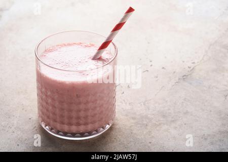 Smoothie aux fraises. Smoothie végétalien ou milkshake de fraise, banane et menthe sur fond blanc de table en bois. Manger propre, régime alcalin. Haut v Banque D'Images