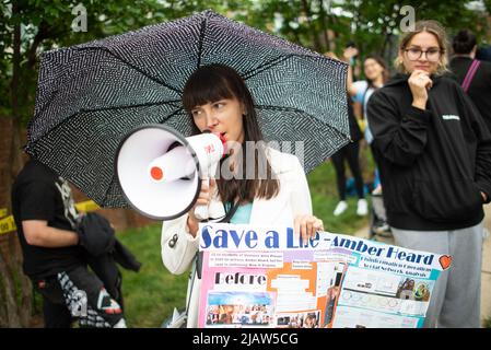Fairfax, États-Unis d'Amérique. 27th mai 2022. Amber a entendu des partisans Christina Taft démontre au palais de justice du comté de Fairfax, à Fairfax, alors que le procès civil entre Johnny Depp et Amber a entendu reprend, vendredi, 27 mai 2022. Depp a intenté une poursuite en diffamation contre son ancienne femme, l'actrice Amber Heard, après avoir écrit une op-ed dans le Washington Post en 2018 qui, sans nommer Depp, l'a accusé d'abus domestique.Credit: Cliff Owen/CNP/Sipa USA (RESTRICTION : PAS de journaux ou journaux New York ou New Jersey dans un rayon de 75 miles de la ville de New York) Credit: SIPA USA/Alay Live News Banque D'Images