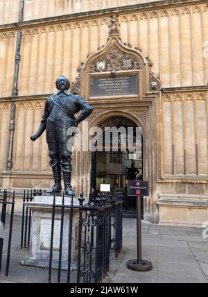 Statue de bronze de William Herbert, 3rd comte de Pembroke à l'extérieur de la bibliothèque Bodleian, Université d'Oxford. Banque D'Images