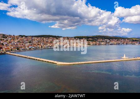 Vue aérienne du pont de Bosset dans la ville d'Argostoli sur l'île de Kefalonia. Pont de Bosset sur le lac à Argostoli, Kefalonia. Obélisque et le de Bo Banque D'Images