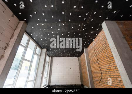 Grande chambre spacieuse, éclairée par la lumière naturelle des fenêtres, espace intérieur vide Banque D'Images