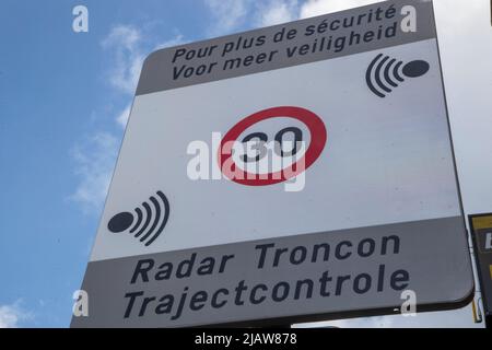 Un panneau de signalisation annonce un nouveau système de caméra de vitesse de contrôle de section sur le Gentsesteenweg - Chaussee de Gand, à la Schweizerplein - place Schweitzer, à Sint-Agatha-Berchem - Berchem-Sainte-Agathe, Bruxelles, le vendredi 27 mai 2022. L'appareil vérifie le respect de la limite de vitesse de 30 km/h sur cette route dans les deux directions (vers la ville et vers la périphérie) entre l'avenue de Sellier de Moranville et la place Schweitzer. BELGA PHOTO NICOLAS MATERLINCK Banque D'Images