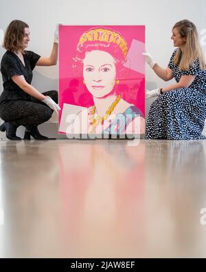 La sérigraphie de la reine Elizabeth II du Royaume-Uni d'Andy Warhol exposée à la maison de vente aux enchères de Phillips, dans le centre de Londres, avant qu'elle ne soit offerte aux enchères où elle devrait aller de £100 000 à 150 000. Date de la photo: Mercredi 1 juin 2022. Banque D'Images