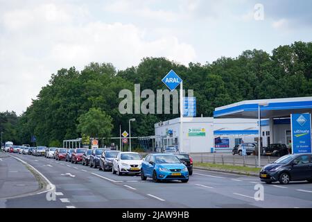 ELTEN, ALLEMAGNE - JUIN 1: En raison d'une déduction fiscale, les prix du carburant en Allemagne ont diminué, conduisant à de longs signaux dans les stations-service juste de l'autre côté de la frontière allemande avec les pays-Bas sur 1 juin 2022 à Elten, Allemagne (photo de René Nijhuis/Orange Pictures) Banque D'Images