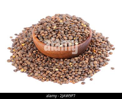 Lentilles françaises dans un bol en bois, isolées sur fond blanc. Grain de lentilles sec du puy Banque D'Images