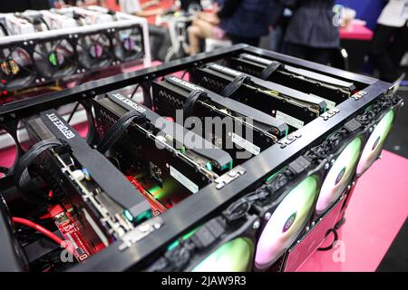 Bangkok, Thaïlande. 15th mai 2022. (5/15/2022) le stand présente l'équipement et le matériel d'extraction de pièces numériques. Il est ouvert à la visite et à la distribution à la Thailand Crypto Expo 2022. À Bangkok, en Thaïlande. (Photoby Edirach Toumlamoon/Pacific Press/Sipa USA) crédit: SIPA USA/Alay Live News Banque D'Images