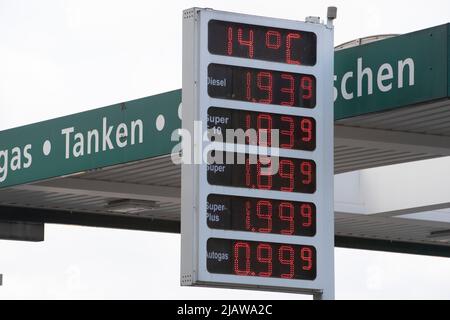 Muelheim, Allemagne. 01st juin 2022. Affichage des prix à une station-service gratuite, remise sur le réservoir : Les prix chuteront à moins de deux euros sur 1 juin 2022 avec l'introduction de la remise sur le réservoir - comme dans cette station-service à Muelheim, photo de thème, prix du carburant en Allemagne à une station-service, crédit: dpa/Alay Live News Banque D'Images