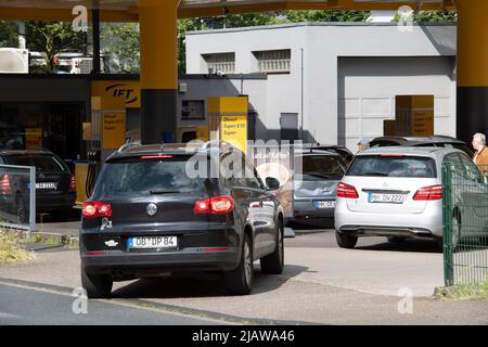 Muelheim, Allemagne. 01st juin 2022. File d'attente à une station-SERVICE JET, remise de réservoir: Les prix chuteront à moins de deux euros sur 1 juin 2022 avec l'introduction de la remise de réservoir - comme à cette station-service à Muelheim, thème photo, prix du carburant en Allemagne à une station-service, Â crédit: dpa/Alay Live News Banque D'Images