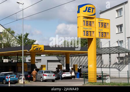 Muelheim, Allemagne. 01st juin 2022. File d'attente à une station-SERVICE À JET, tableau d'affichage, remise sur le réservoir: Les prix chuteront à moins de deux euros sur 1 juin 2022 avec l'introduction de la remise sur le réservoir - comme à cette station-service à Muelheim, photo à thème, prix du carburant en Allemagne à une station-service, crédit: actualités en direct de dpa/Alamy Banque D'Images