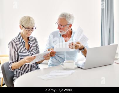 femme homme finance senior retraite couple maison bil document paperasse tableau papier impôt Banque D'Images