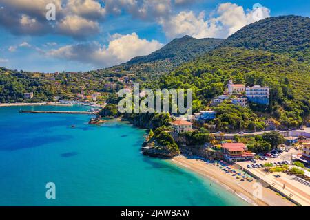 Vue aérienne de la ville de Poros, île de Kefalonia en Grèce. Poros ville au milieu de la journée. Céphalonie ou île de Kefalonia, Mer Ionienne, Grèce. Poros v Banque D'Images