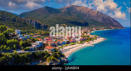 Vue aérienne de la ville de Poros, île de Kefalonia en Grèce. Poros ville au milieu de la journée. Céphalonie ou île de Kefalonia, Mer Ionienne, Grèce. Poros v Banque D'Images