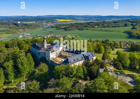 Vue imprenable sur le château médiéval de Zbiroh. République tchèque. Paysage pittoresque avec imposant château médiéval de Zbiroh dans le quartier de Rokycany, région de Pilsen, cz Banque D'Images