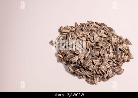 Graines de tournesol de dessus en fond blanc - photo de stock Banque D'Images