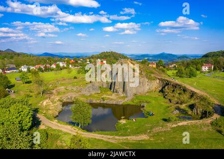 Structures polygonales de colonnes de basalte, monument naturel Panska skala près de Kamenicky Senov, République Tchèque. Tuyaux d'orgue de basalte de Panska Skala près de Ka Banque D'Images