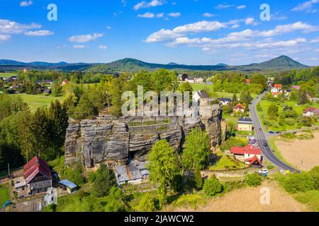 Vue aérienne du château de Sloup en Bohême du Nord, en Tchéquie. Château de Sloup dans la petite ville de Sloup v Cechach, dans la région de Liberec, au nord de la Bohême Banque D'Images