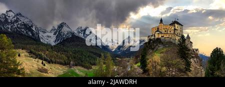 Impressionnant paysage de montagne avec le château médiéval de Tarasp entouré par les Alpes suisses, le canton des Grisons ou Graubuendon, Suisse Banque D'Images