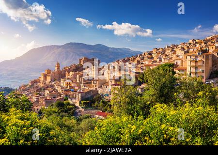 Caccamo, Sicile. Cité médiévale italienne avec le château normand dans les montagnes de Sicile, Italie. Vue sur la ville de Caccamo sur la colline avec les montagnes à l'arrière Banque D'Images