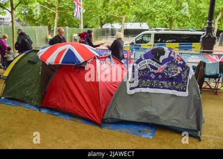 Londres, Royaume-Uni. 1st juin 2022. Les fans ont installé un camp dans la galerie marchande avant le week-end prolongé du Jubilé de platine de la Reine. Credit: Vuk Valcic/Alamy Live News Banque D'Images