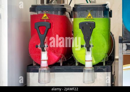 Machine à boissons froides sucrées froides sur le marché local Banque D'Images