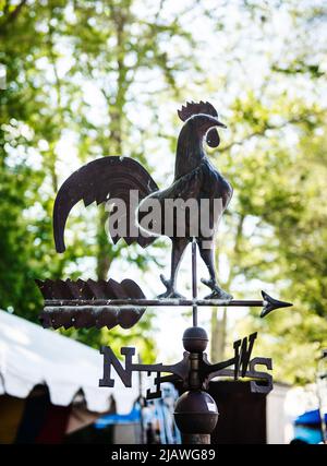 Girouette de poulet au marché aux puces de Brimfield, Massachusetts Banque D'Images