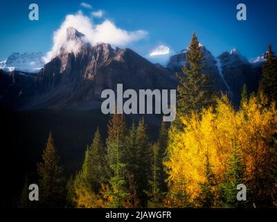 Lever tôt le matin sur les sommets autour du lac Moraine avec la couleur de l'automne. Le parc national Banff. Alberta Canada. Banque D'Images