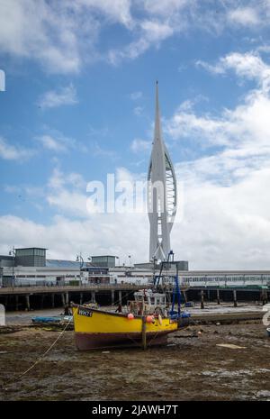 La tour Spinnaker à Portsmouth s'élève au-dessus de la jetée de Gosport Ferry à faible égalité. Banque D'Images