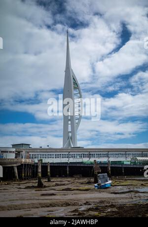 La tour Spinnaker à Portsmouth s'élève au-dessus de la jetée de Gosport Ferry à faible égalité. Banque D'Images