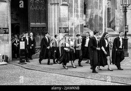 Cérémonie de remise des diplômes le jour de la remise des diplômes, les étudiants de l’Université de Cambridge quittent le King’s College habillé de robes traditionnelles, Cambridgeshire, en Angleterre. Banque D'Images