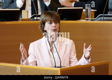 Ministre wallon des Services publics, des TIC, de la simplification administrative, de l'allocation familiale, du tourisme, Patrimoine et sécurité routière Valérie de Bue photographiée lors d'une session plénière du Parlement wallon à Namur, le mercredi 01 juin 2022. BELGA PHOTO BRUNO FAHY Banque D'Images