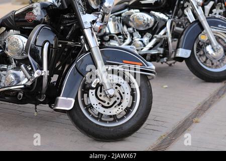 Castellon, Espagne-21 mai 2022 : motos rétro garées sur le parking de motos. Meetingof Bikers avant un voyage de rejoindre la rue de la ville. Banque D'Images