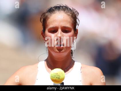 Paris, France. 1st juin 2022. Daria Kasatkina, de Russie, réagit lors de la quarterfinale féminine contre son compatriote Veronika Kudermetova lors du tournoi de tennis ouvert à Roland Garros à Paris, France, 1 juin 2022. Credit: Gao Jing/Xinhua/Alamy Live News Banque D'Images