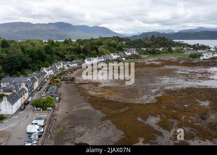 Village de Plockton ( am Ploc) à marée basse, surplombant Lochcarron, Highlands, Écosse, Royaume-Uni Banque D'Images