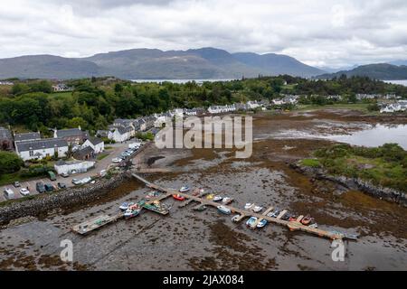 Village de Plockton ( am Ploc) à marée basse, surplombant Lochcarron, Highlands, Écosse, Royaume-Uni Banque D'Images