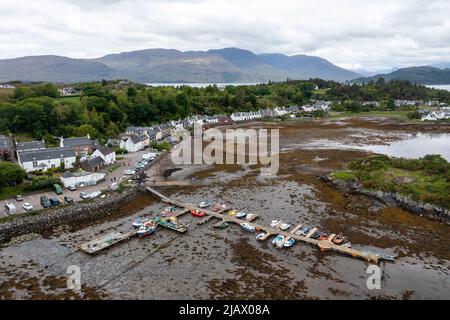 Village de Plockton ( am Ploc) à marée basse, surplombant Lochcarron, Highlands, Écosse, Royaume-Uni Banque D'Images