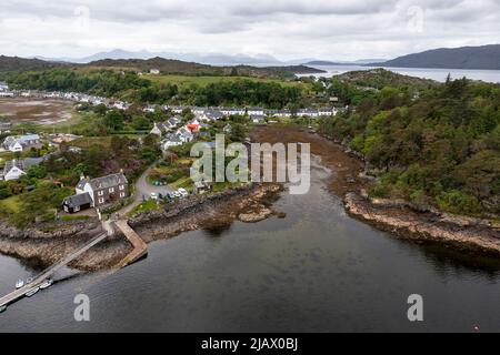 Village de Plockton ( am Ploc) à marée basse, surplombant Lochcarron, Highlands, Écosse, Royaume-Uni Banque D'Images