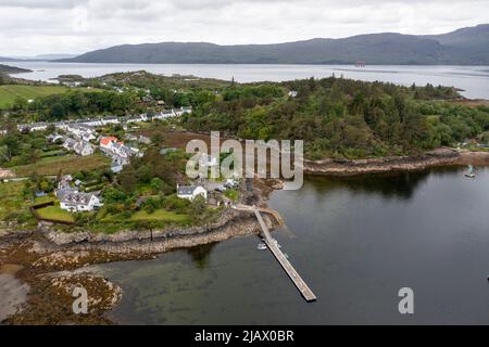 Village de Plockton ( am Ploc) à marée basse, surplombant Lochcarron, Highlands, Écosse, Royaume-Uni Banque D'Images