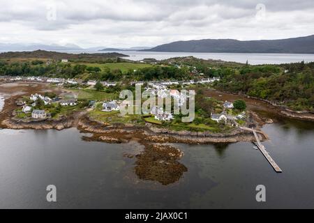 Village de Plockton ( am Ploc) à marée basse, surplombant Lochcarron, Highlands, Écosse, Royaume-Uni Banque D'Images