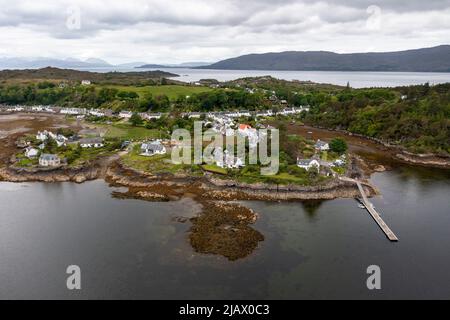 Village de Plockton ( am Ploc) à marée basse, surplombant Lochcarron, Highlands, Écosse, Royaume-Uni Banque D'Images