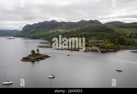 Vue aérienne du Loch Carron et du château de Duncraig, Plockton, district de Lochalsh, Écosse, Royaume-Uni Banque D'Images